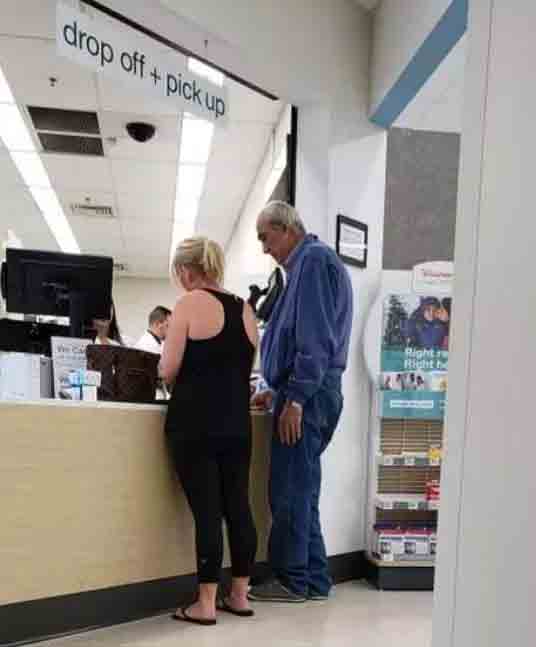 Woman captures moment when old man can’t afford to pay for his medication until stranger steps in 2024 | Tips & Tricks