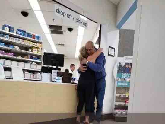 Woman captures moment when old man can’t afford to pay for his medication until stranger steps in 2024 | Tips & Tricks