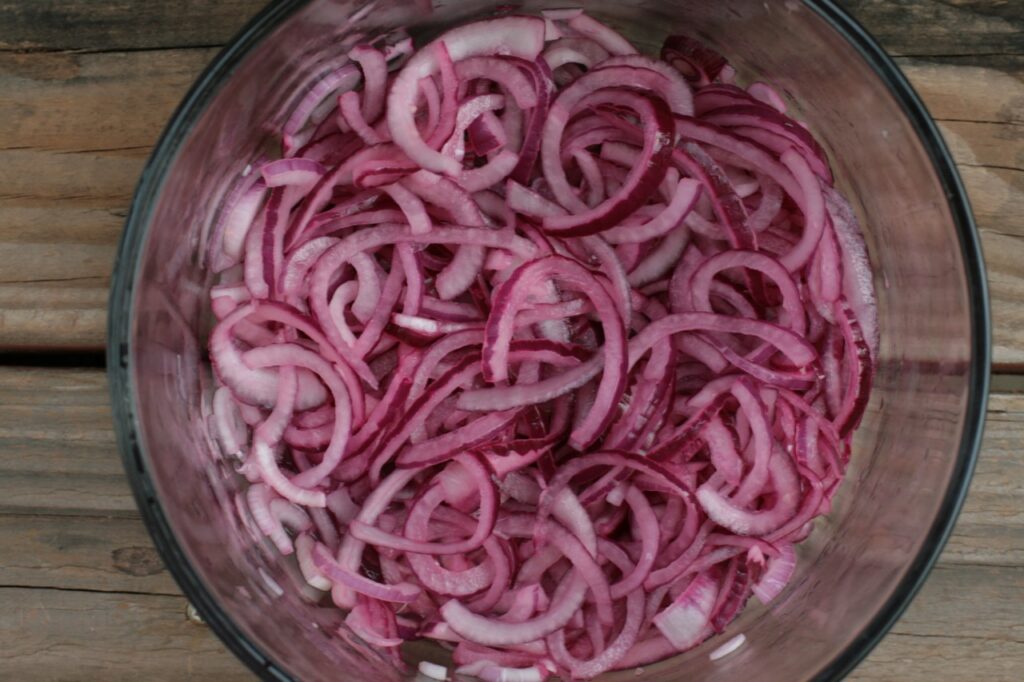 thiny sliced red onions